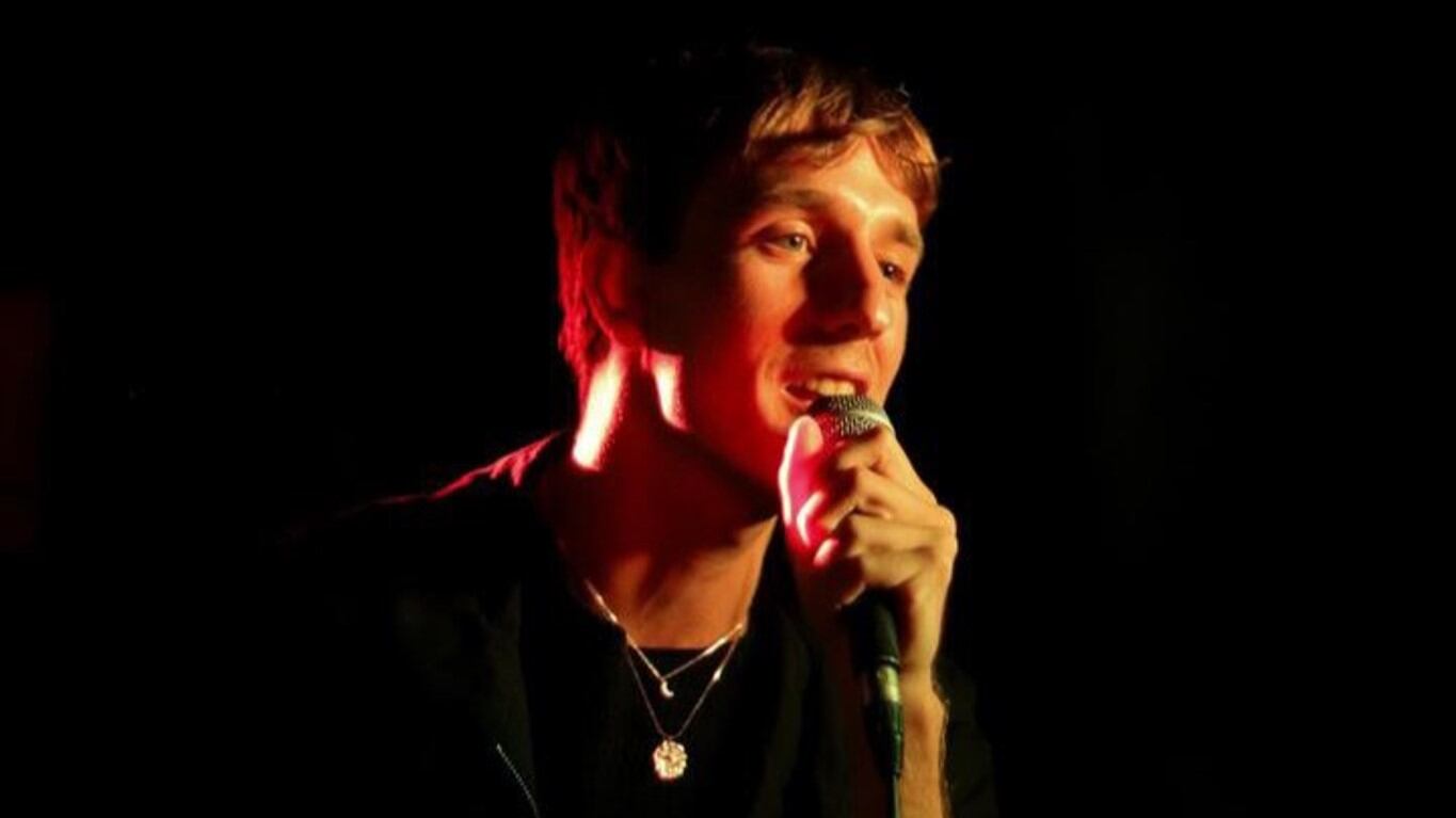 Luego de versionar al francés ‘Los Caminos De La Vida’ el cantante DELE GT llega con 'Isla Privée' bajo el género ‘coquetton’