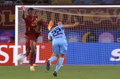 ¿Lo quería peinar con los guayos? Terrible expulsión a jugador del Tolima en Copa Libertadores