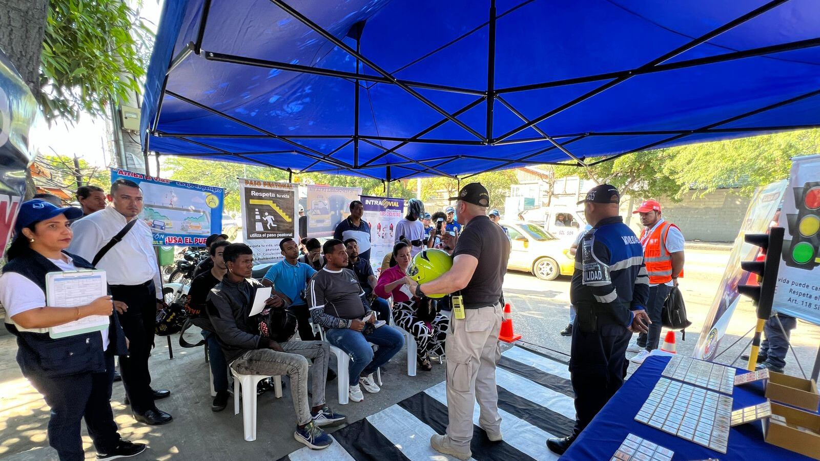 En los municipios, en articulación con las autoridades de tránsito, serán programados controles preventivos y correctivos para mitigar los riesgos asociados a la siniestralidad vial en zonas urbanas.