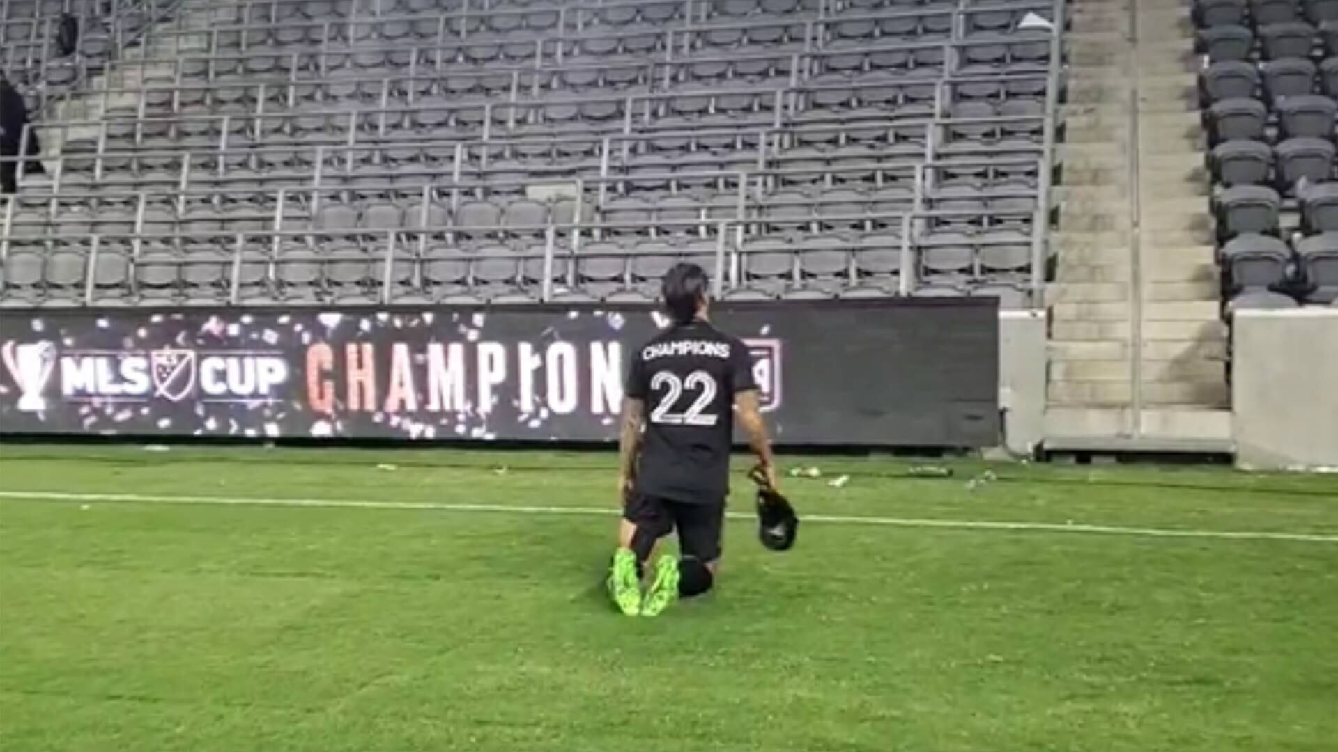 ‘Chicho’ Arango cruzó de rodillas la cancha