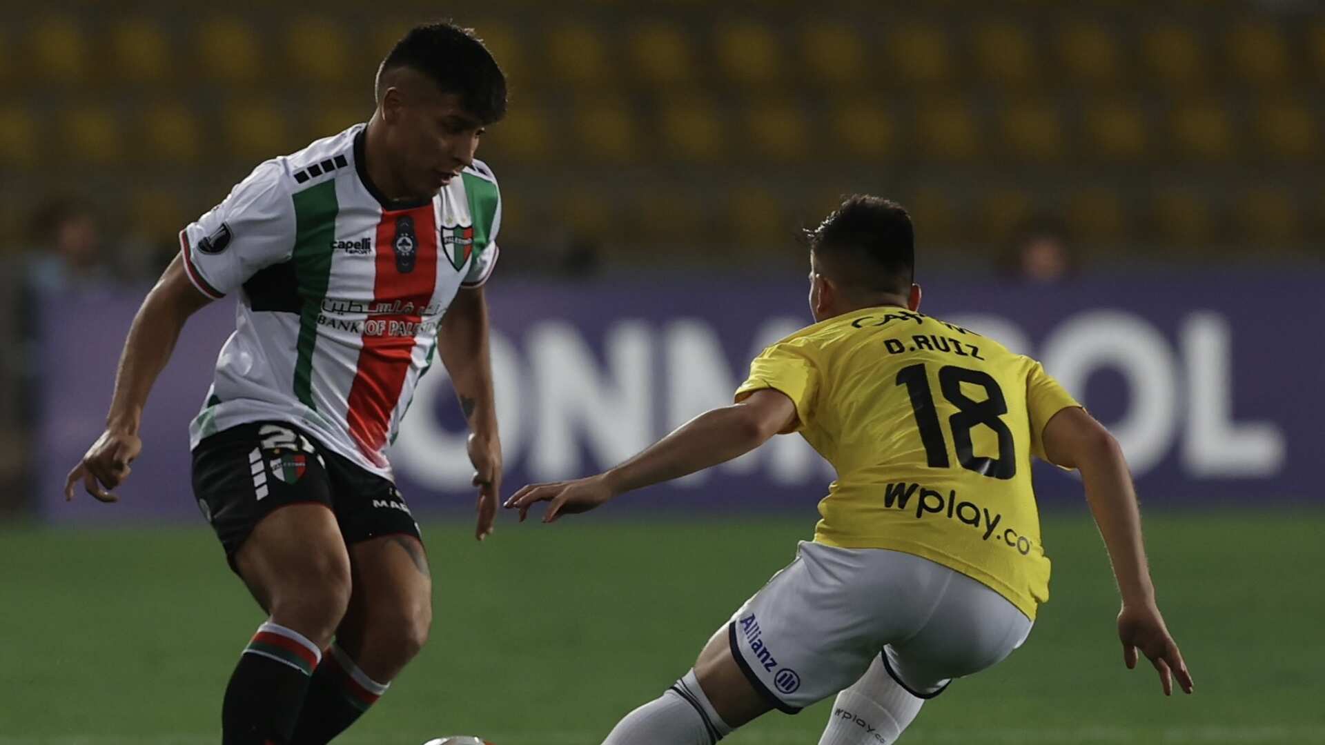 Técnico de Palestino se fue al baño en pleno partido contra Millonarios