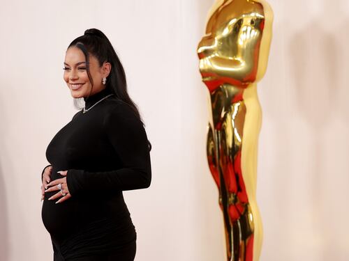 Baby Bump debut: Vanessa Hudgens luce su embarazo en la alfombra roja del Óscar 2024