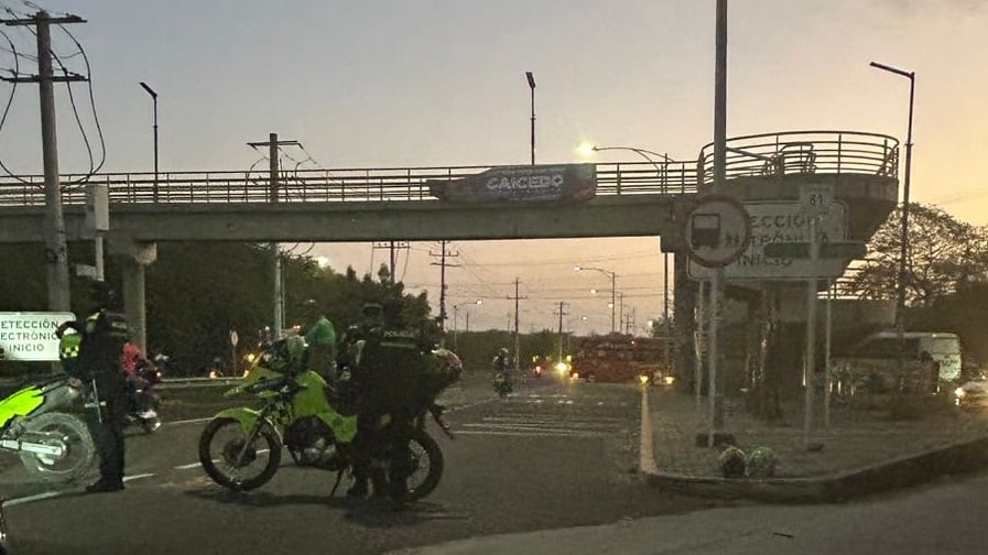 Foto reportan fuerte congestión tras cierre preventivo en la vía Barranquilla – Galapa por posible cilindro bomba