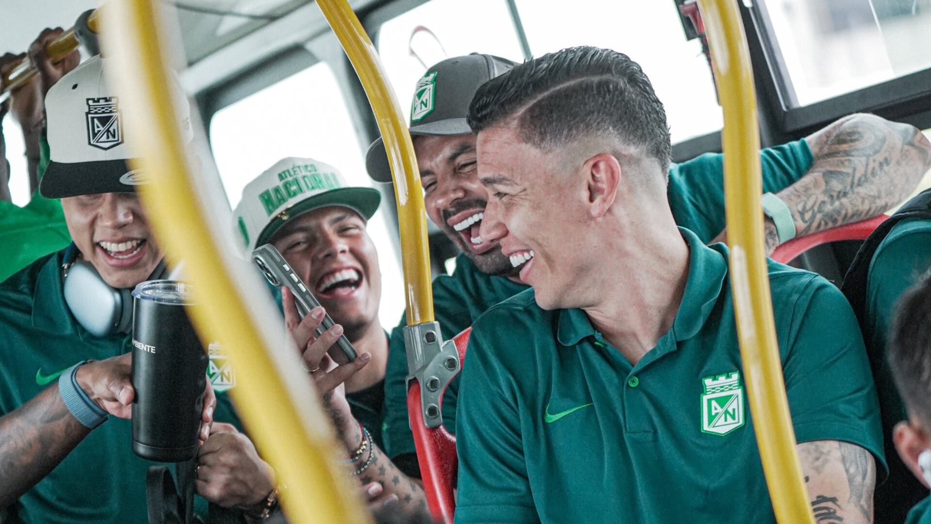 Bucaramanga ‘tembló' con el banderazo de los hinchas de Nacional previó a final de la Superliga
