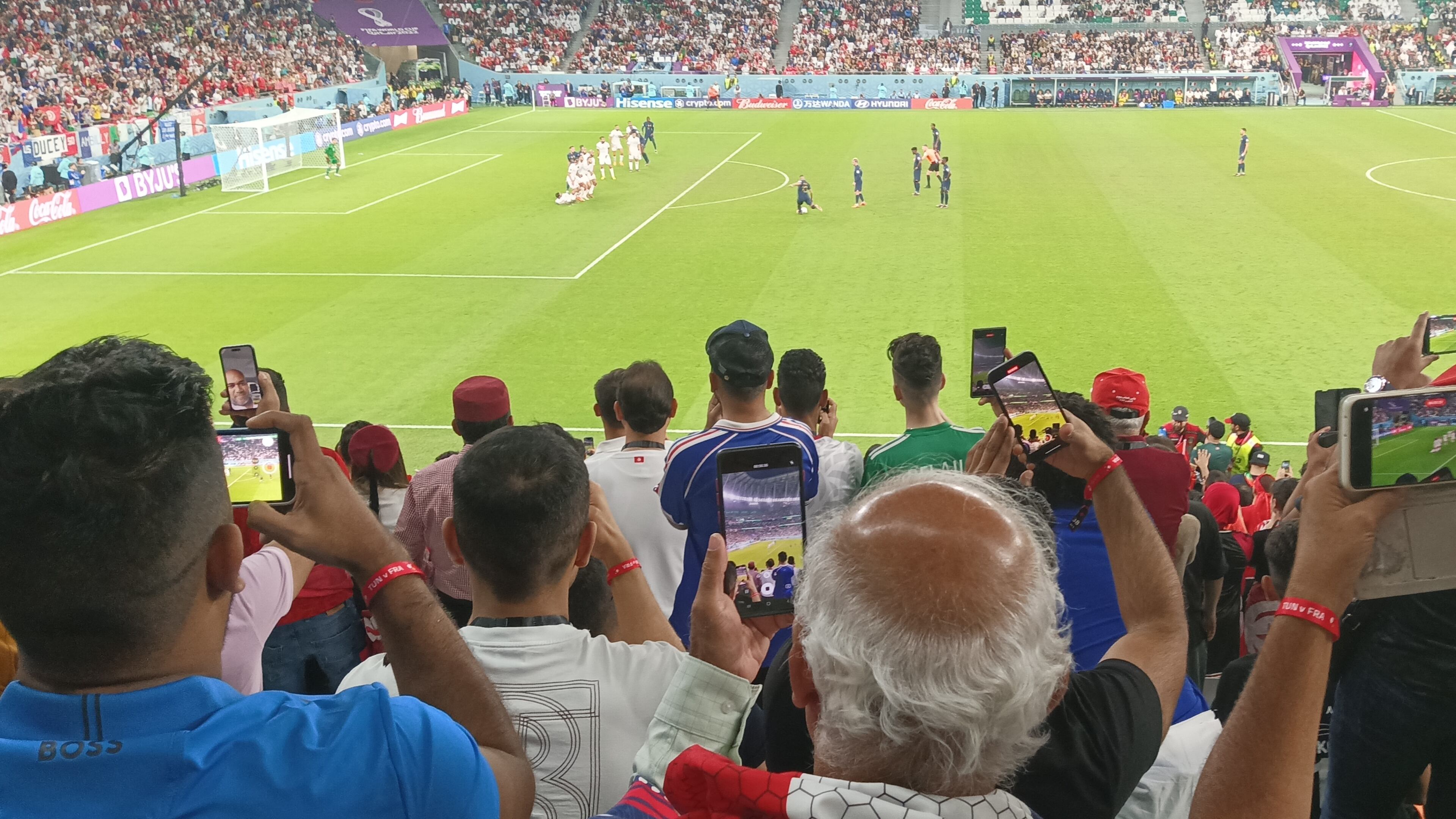 Hinchas graban un partido de Qatar 2022