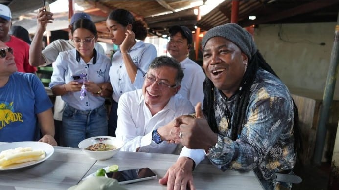 Foto Video: Gustavo Petro desayunó en Bazurto y sorprendió a todos bailando champeta en Cartagena.