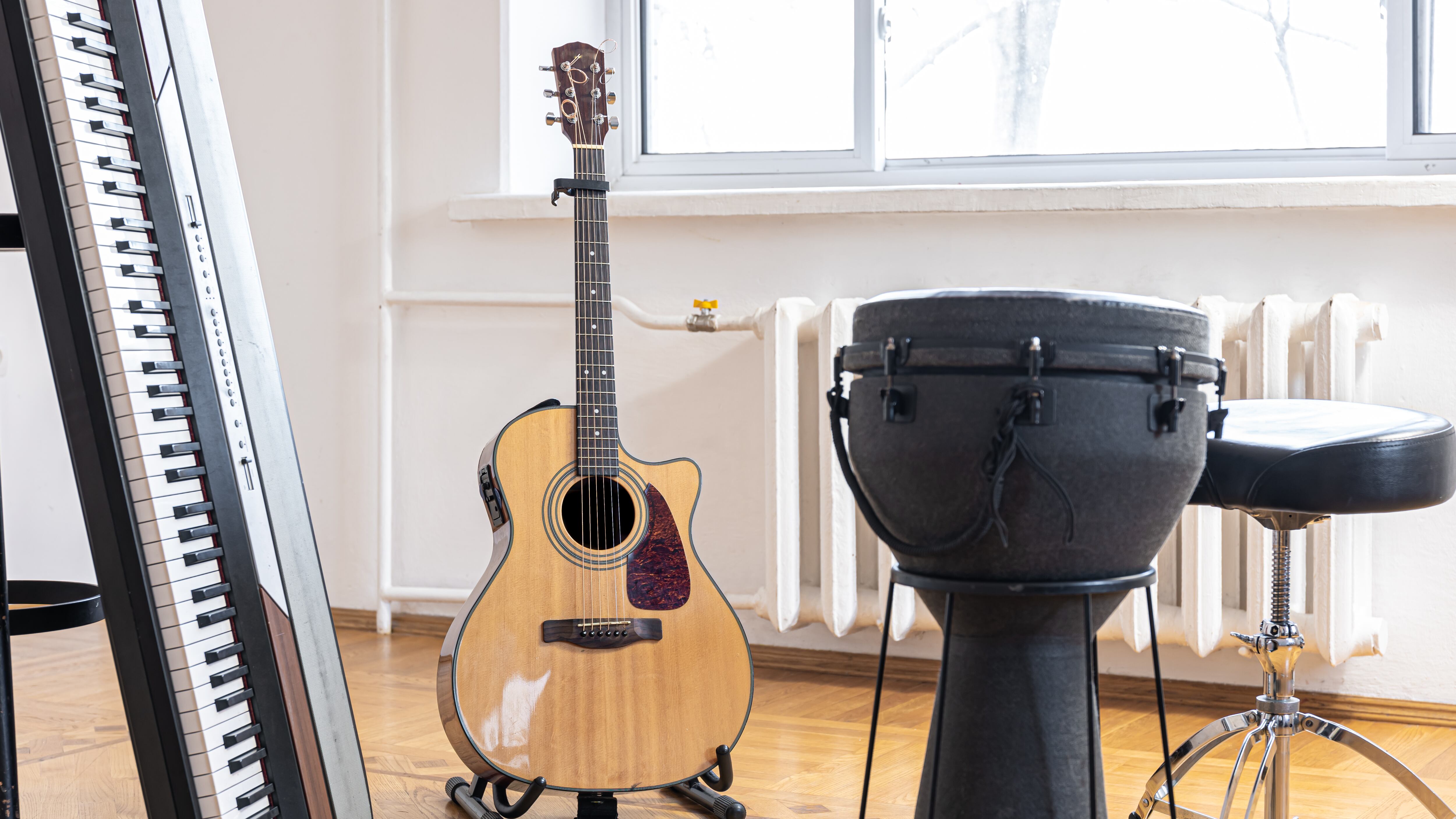 Existe una relación estrecha entre la música y los seres humanos, quienes la han empleado desde la antigüedad con fines sociales, culturales, expresivos y, desde luego, curativos. Foto: Freepik.