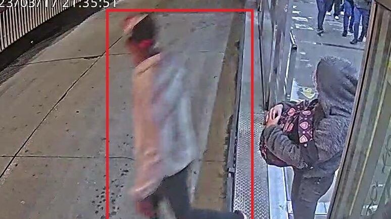 Ladrón saltó de una estación de TransMilenio en Bogotá.