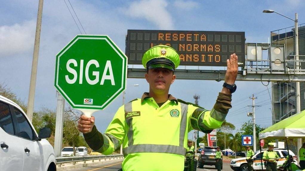 Orientador de tráfico en Barranquilla.