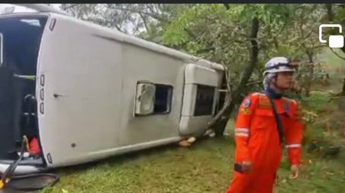 Accidente de un bus en la vía Bogotá a Ibagué.
