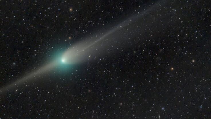 Cometa verde en el espacioc