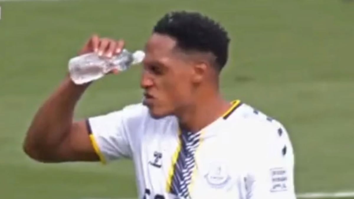 Garrafal pifia de Mina le puede costar caro al Everton y lo dejó lesionado