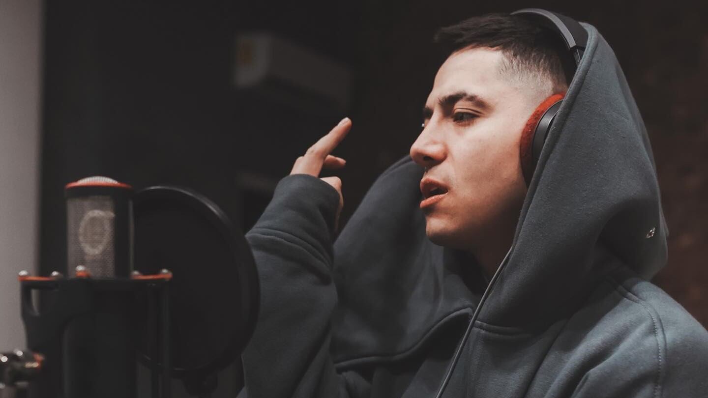 El cantante Andy Rivera liberó en sus redes sociales su versión de la canción ‘Un Nuevo Amor’ en el género banda