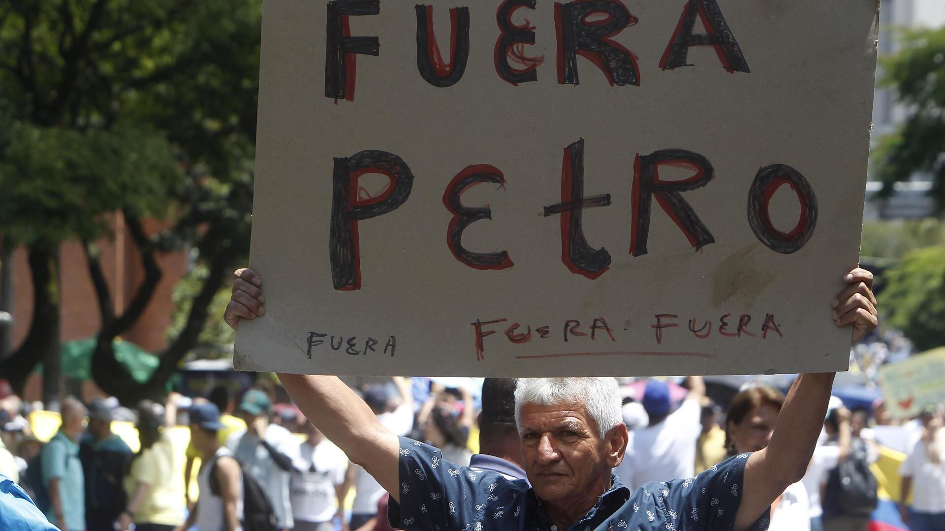 Ciudadanos protestan en las calles en contra del Gobierno del presidente de Colombia, Gustavo Petro, hoy en Medellín (Colombia).