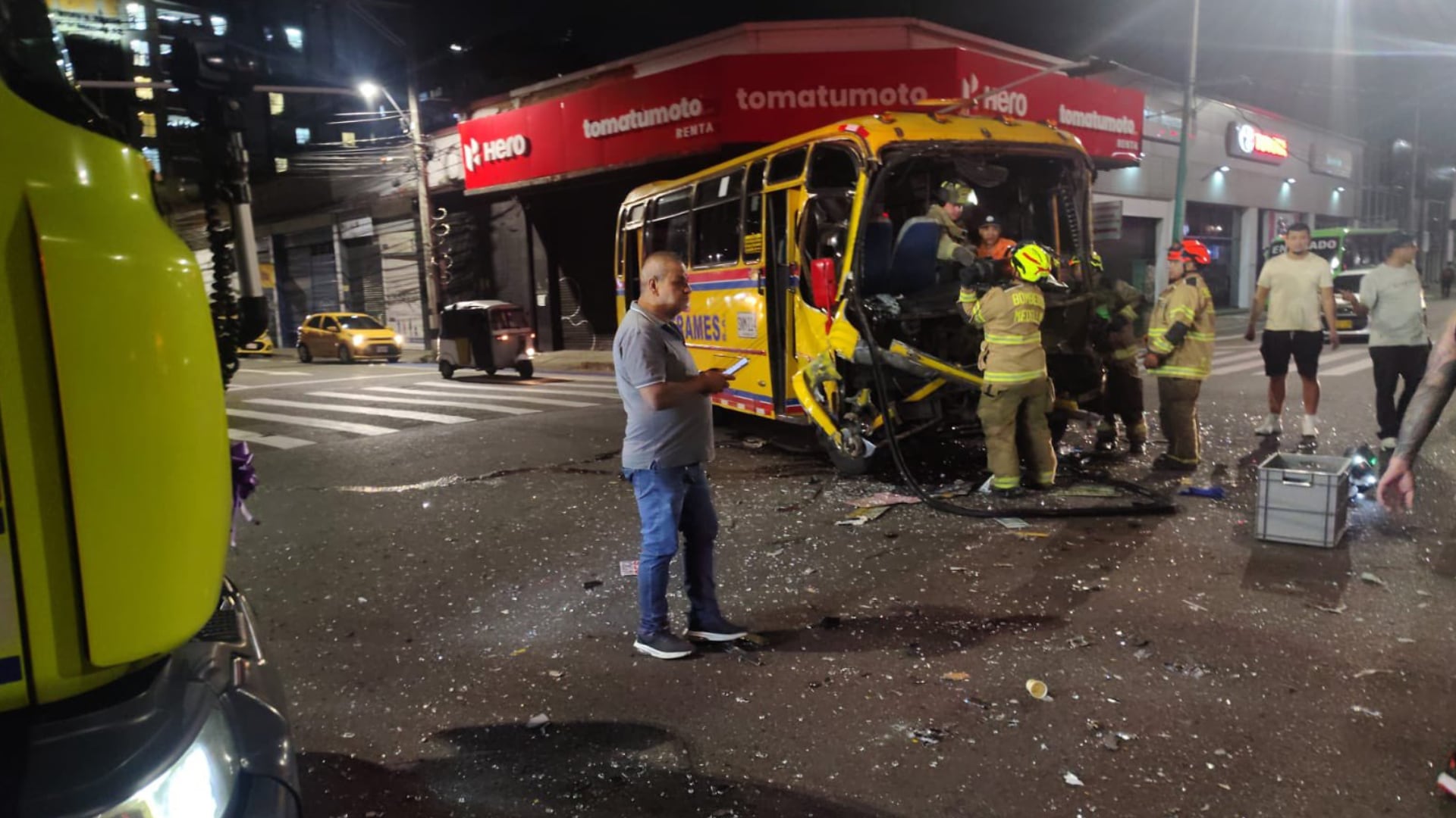 Emergencia en Palacé: Choque de dos buses deja 10 heridos y un conductor atrapado