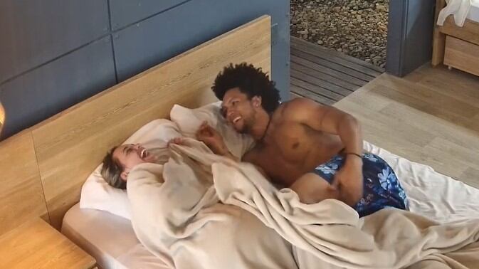 Tras la fiesta en el Club House del Desafío The Box los participantes Rapelo y Alejan se han compenetrado más de lo normal.