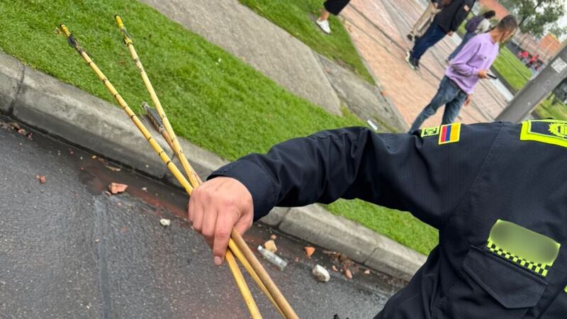 Impactante video de las protestas en la calle 26: uniformado de la UNDMO resultó herido con lanza