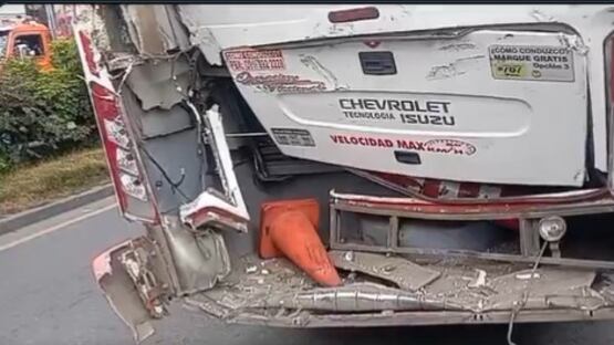 Accidente en Facatativá dejó dos personas muertas en choque de un bus de servicio público.