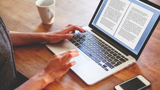 Detienen a escritora de literatura erótica por publicar novela que incitaría a la pedofilia