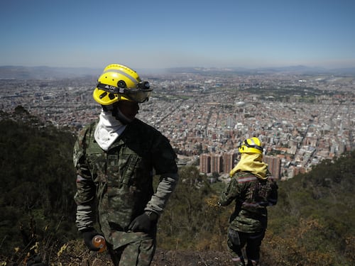 “Estamos felices”: Así fue la alegría de los bomberos en Bogotá tras presenciar lluvia que apagó incendio
