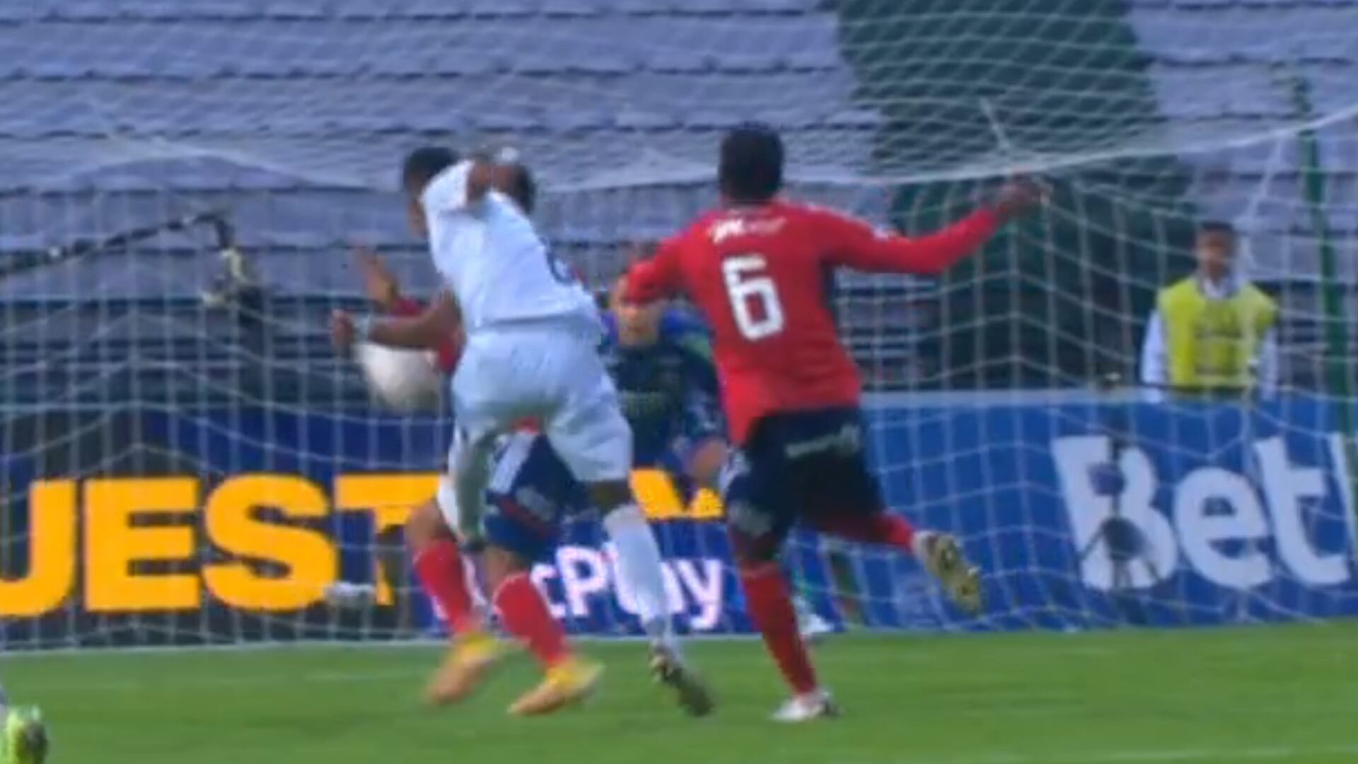 Mano clara del Medellín no fue penalti para Once Caldas y Carlos Antonio Vélez se ofendió