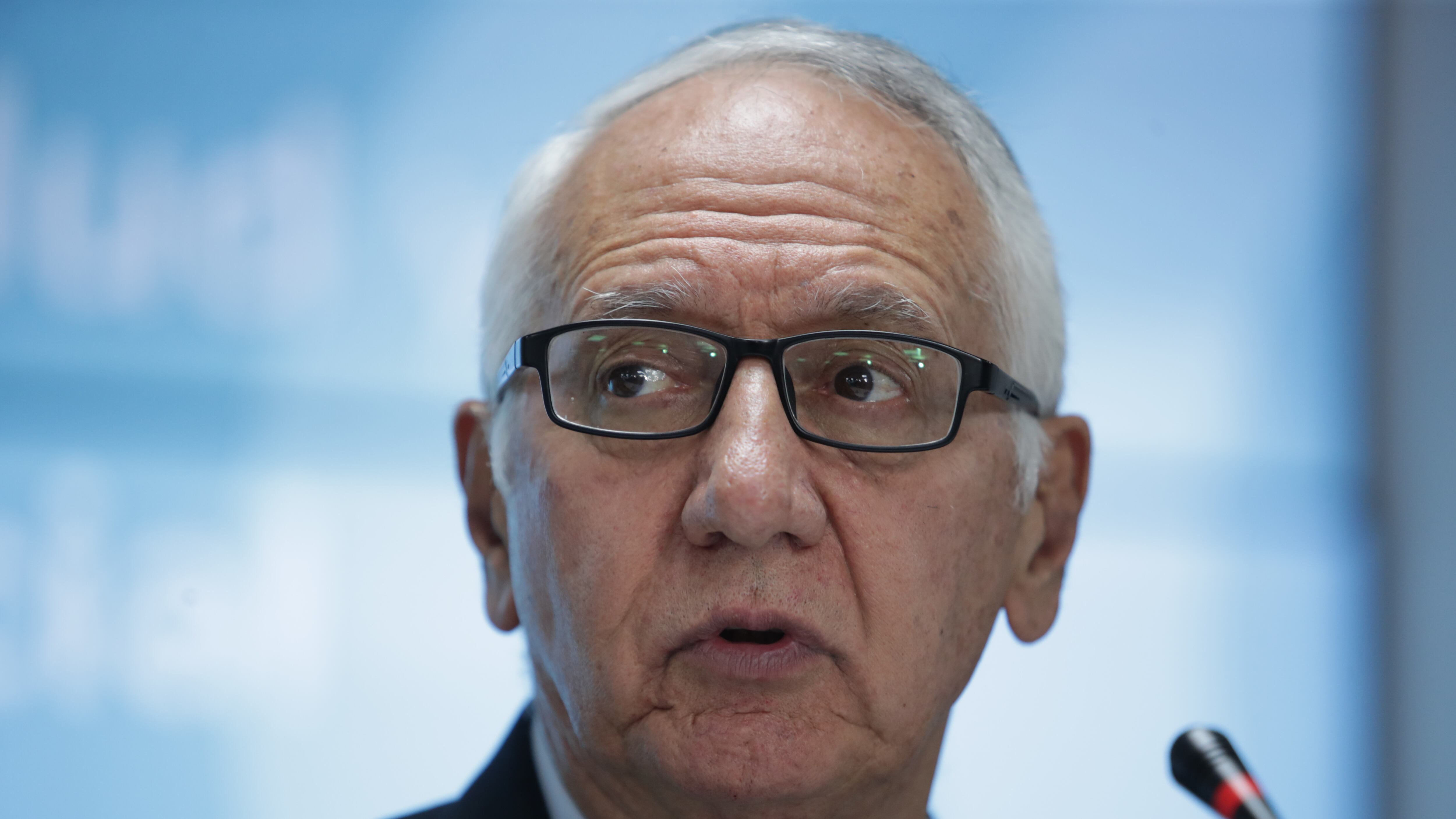 Guillermo Alfonso Jaramillo, ministro de salud, durante rueda de prensa en Bogotá