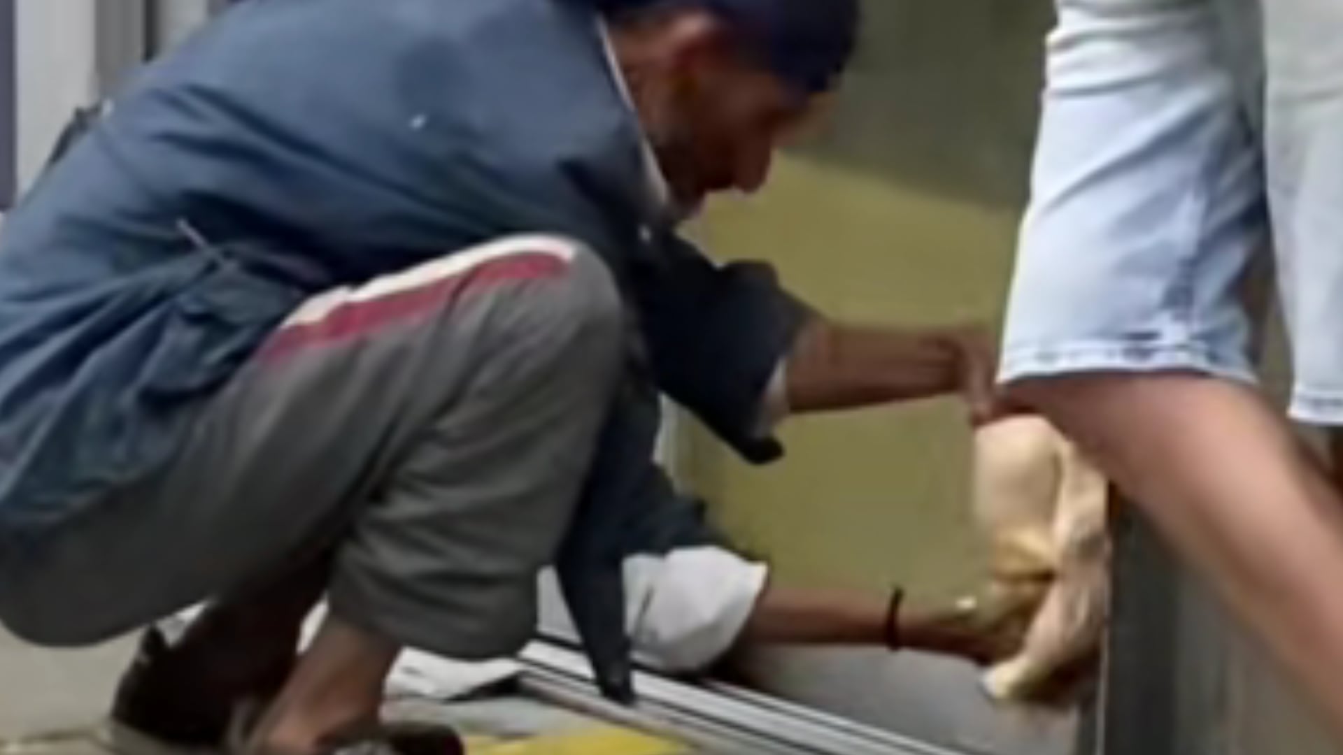 Hombre fue pillado lavando pollo en estación de TransMilenio