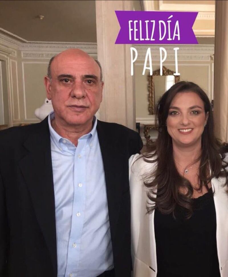 Karen Abudinen junto a su padre.