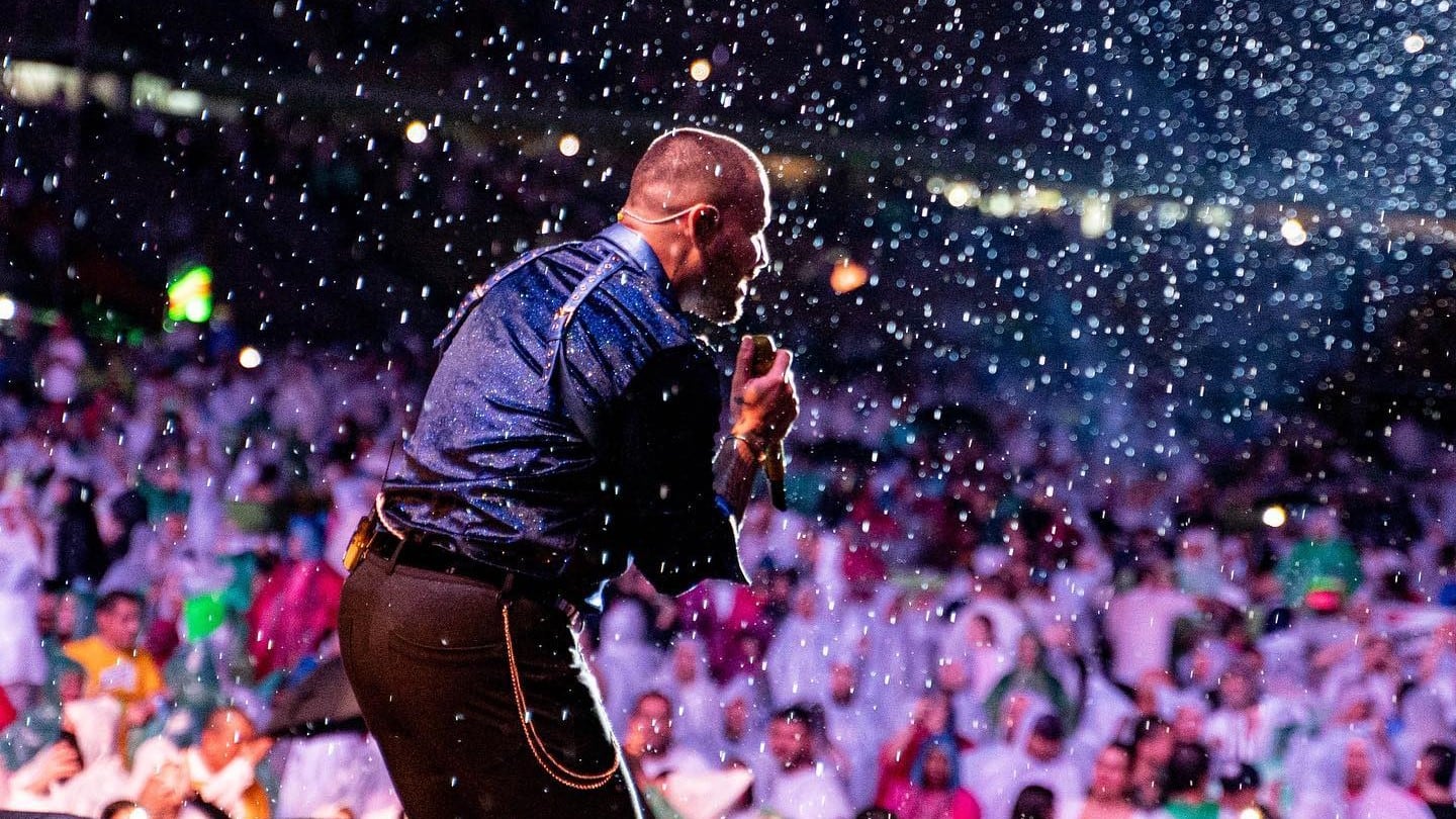 El cantante Jessi Uribe se enfrentó a la lluvia para salir a hacer su show pese a lo que sucedía.