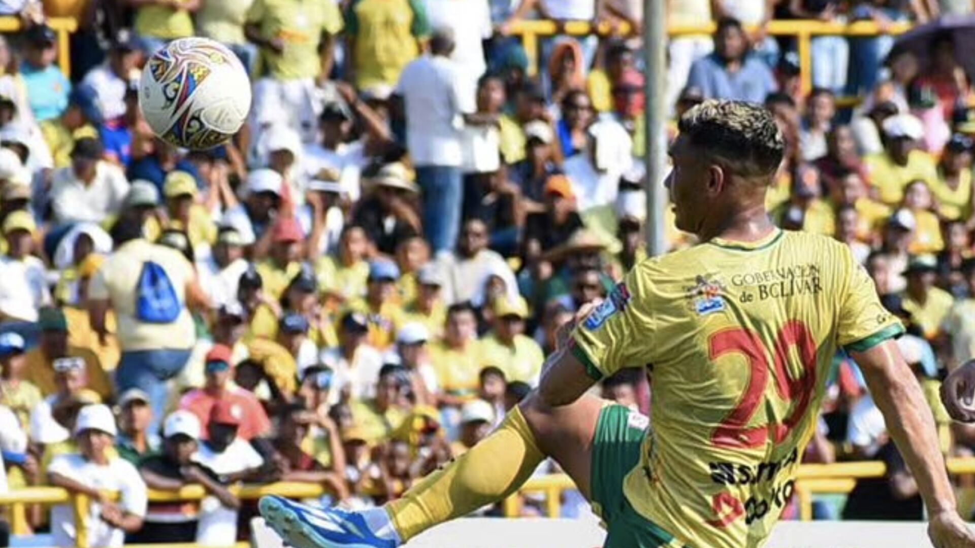 Hinchas del Real Cartagena se pelearon entre ellos en el estadio y detuvieron un partido