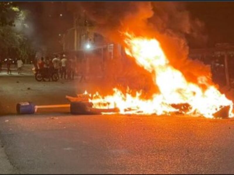 “Protestas y fuego”: ciudadanos alteran el orden público por altas tarifas de energía en Montelíbano, Córdoba