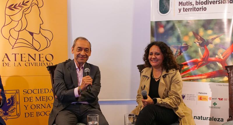 Foto Guillermo Pérez, director de Funbotánica, y María Claudia García, directora del Jardín Botánico de Bogotá, durante el conversatorio “Mutis, biodiversidad y territorio”.