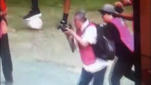 Fotógrafo de la tercera edad fue atacado por la espalda por un colega