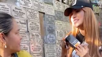 Los presentes le agradecieron a Sara Uribe el detalle y se lanzaron a percibir el aroma que combina las esencias llenas de cítrico junto con los espectacular de la madera.