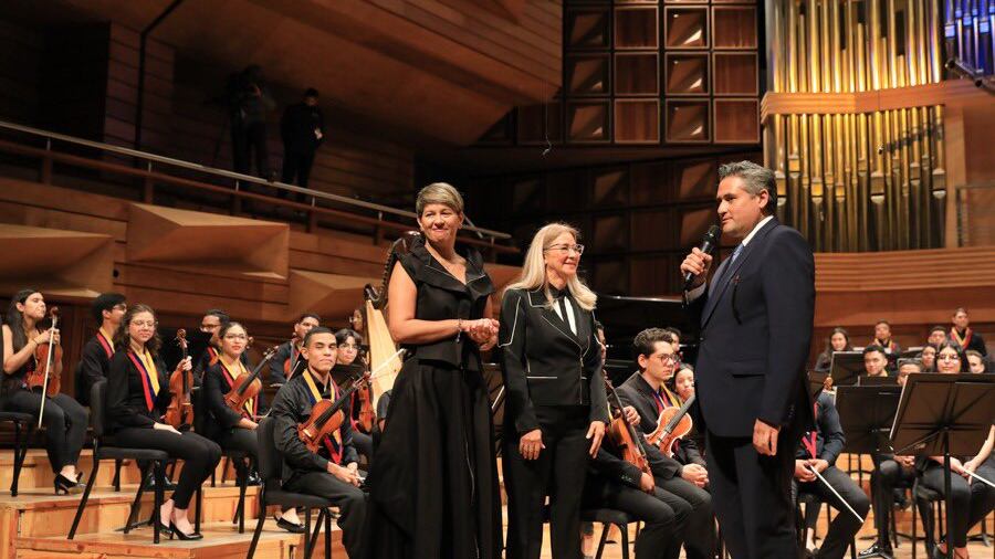 Verónica Alcocer en Venezuela conociendo sistema de orquestas