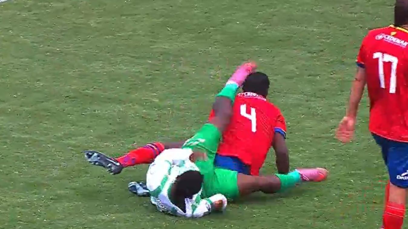 Patada de Marlos Moreno a un rival - Foto: Transmisisón oficol del partido en Win Sports tomada el 18 de octubre del 2025