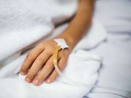 Detalles del caso de dos niñas que murieron intoxicadas por frambuesas que tenían Talio, una mujer estaría detrás de los hechos