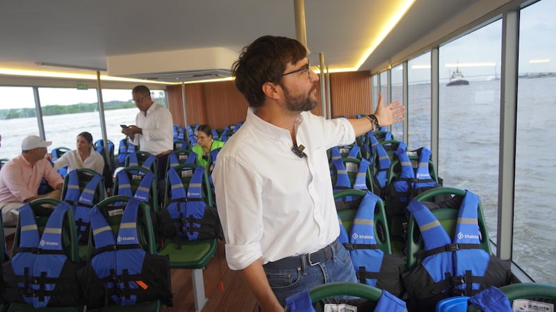 El alcalde Jaime Pumarejo inspecciona el Riobus.