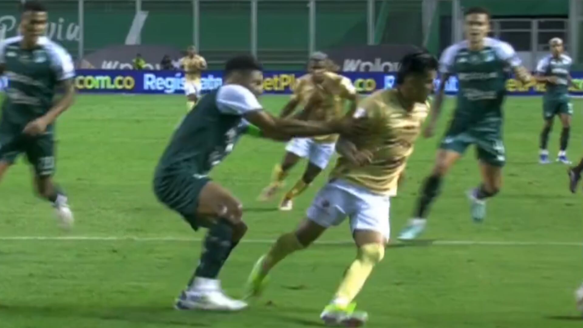 Nuevo escándalo en el fútbol colombiano por un penal en el partido Cali vs. Tolima