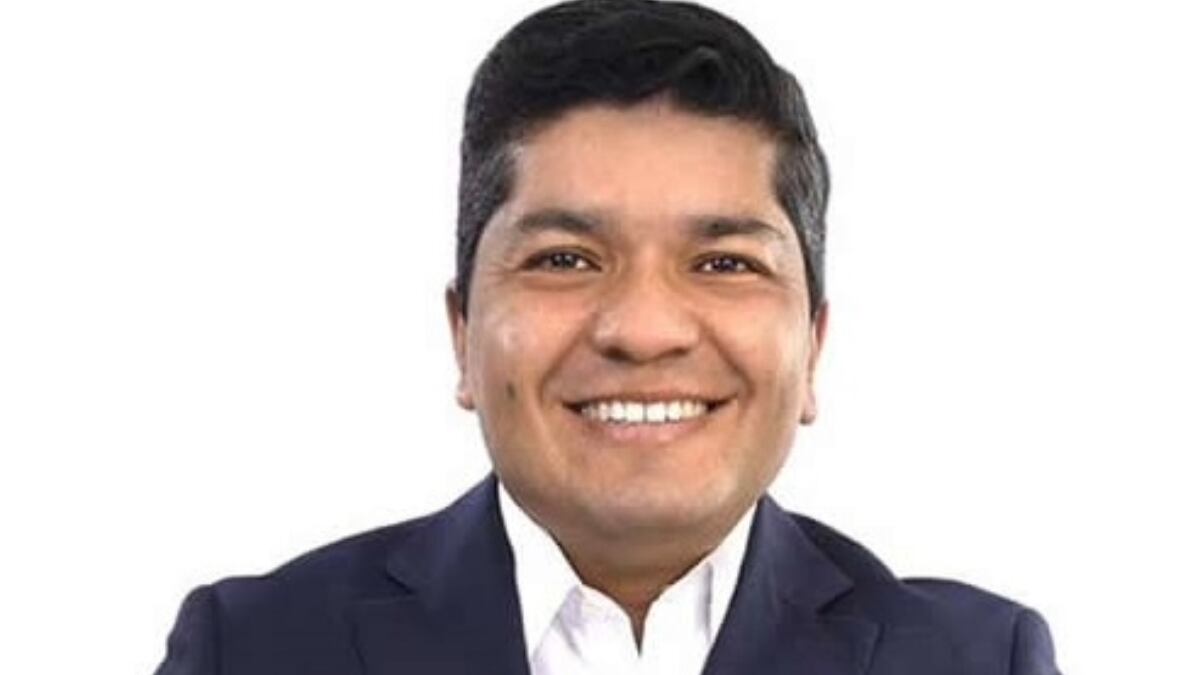 Foto del senador Carlos Guevara, del partido cristiano Mira denuncia robo en su vivienda en Bogotá.