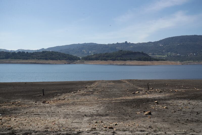 Detalle del bajo nivel de agua en el Embalse de San Rafael, en el municipio de La Calera, Cundinamarca, durante el ‘Fenómeno del Niño’ en abril de 2024