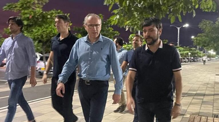 El presidente de la Fórmula Uno y el alcalde de Barranquilla caminan por el Malecón del Río.