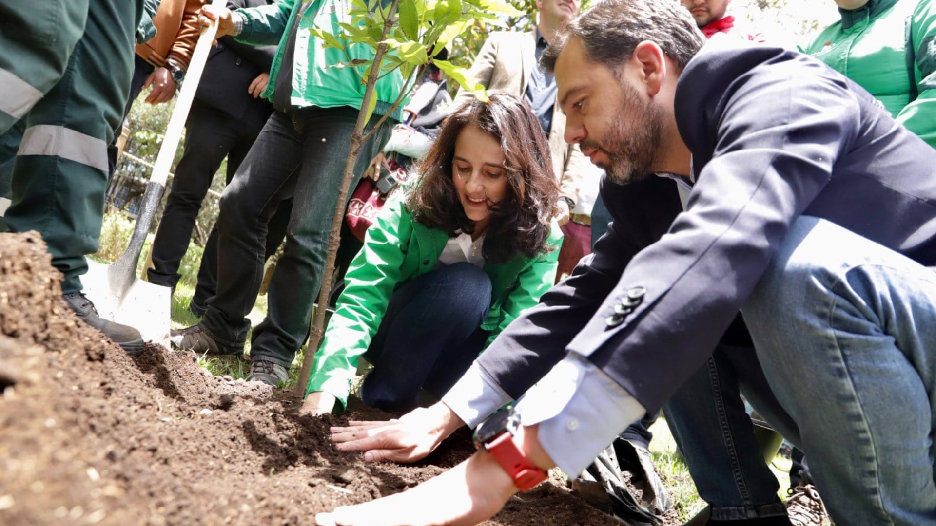 El alcalde Carlos Fernando Galán en compañía de la secretaria de Ambiente, Adriana Soto, inaugurando el bosque urbano en Ciudad Montes.