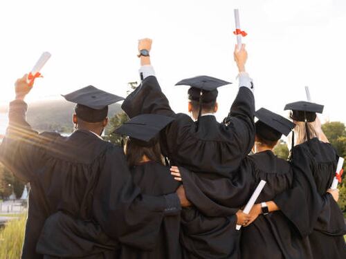 Según estudio, 51% de los jóvenes de la Generación Z cree que su título universitario fue una “pérdida de dinero”