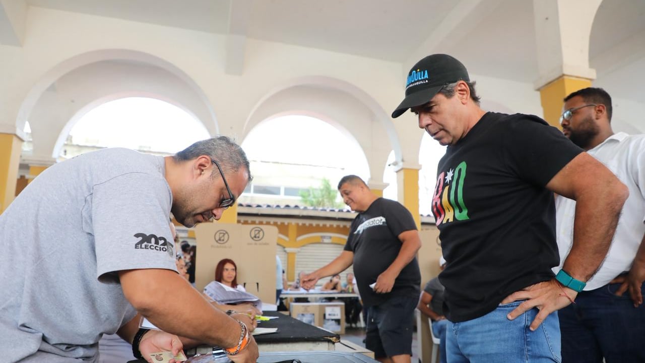 Foto Alex Char votó en Barranquilla y pidió elegir a “los mejores” en elecciones al Congreso.