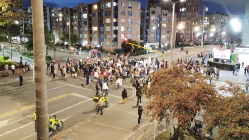 Vuelve y juega: se presentan manifestaciones en la avenida Esperanza rechazando el traslado de la comunidad Embera