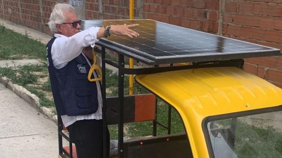 Joao Herrera con el prototipo del motocarro en Soledad, Atlántico.