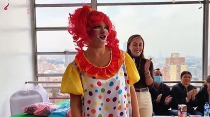 Primera dama disfrazada de payasita