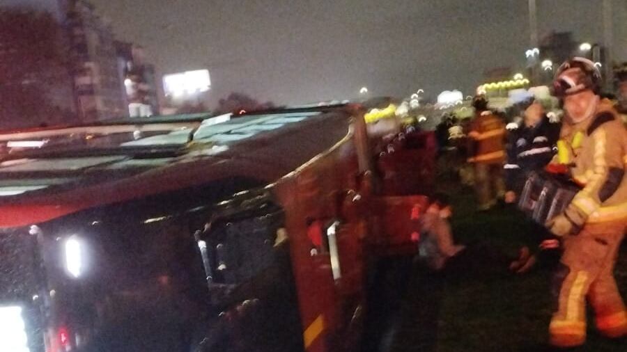 Biatirculado de Transmilenio se volcó a la altura de la NQS con Calle 80