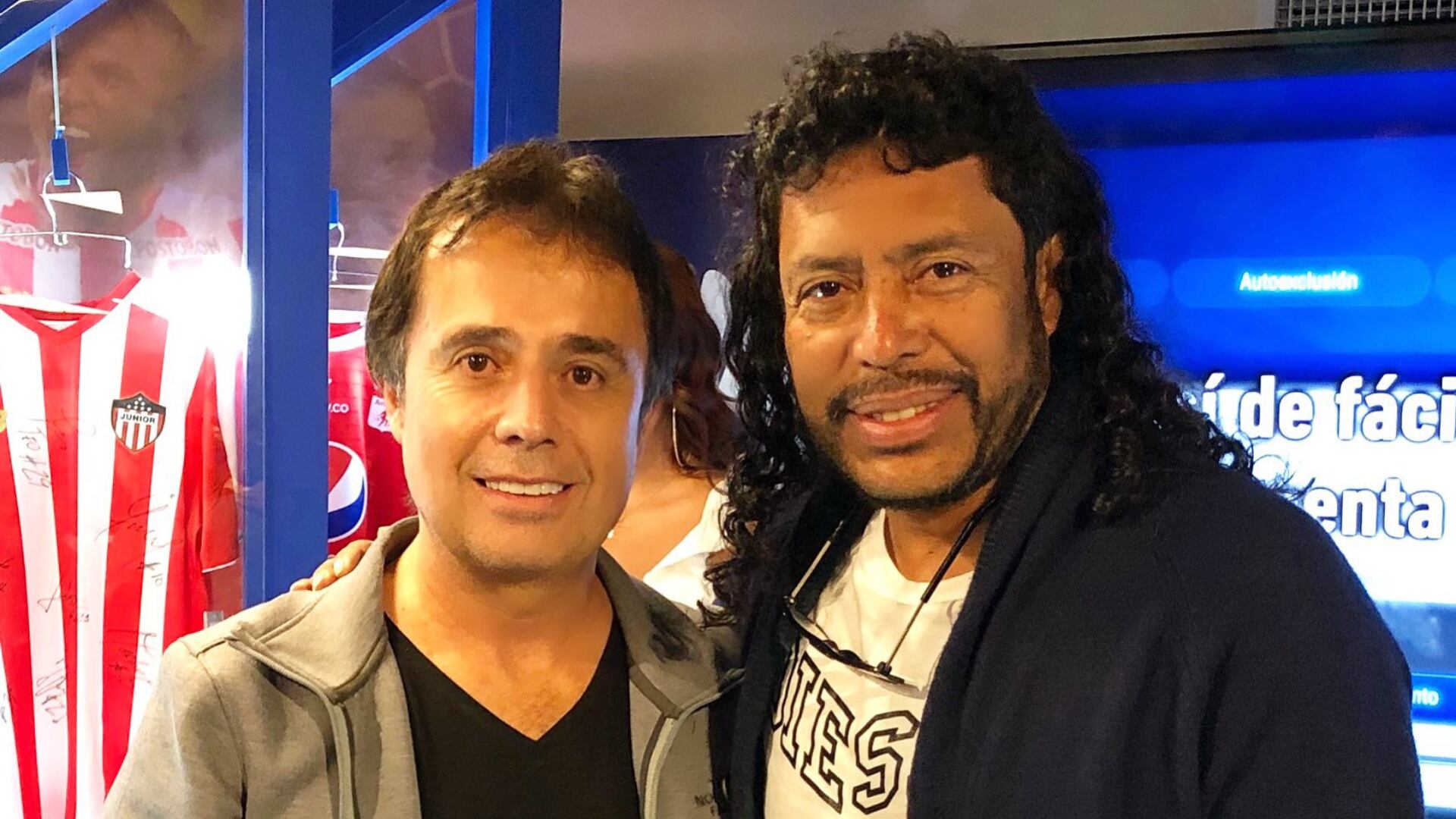 René Higuita cumplió años y su golpe a César Augusto Londoño se robó el show
